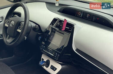 Хэтчбек Toyota Prius 2016 в 