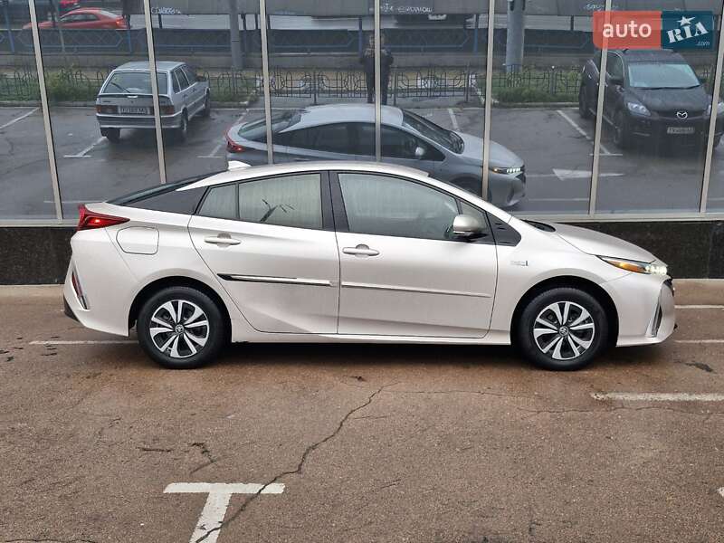 Хетчбек Toyota Prius 2017 в Києві