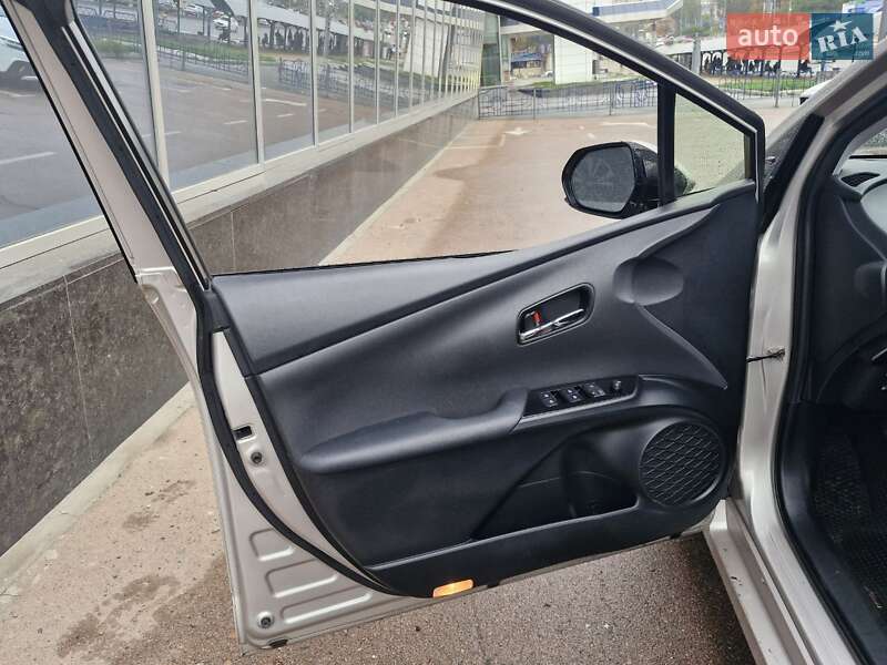 Хетчбек Toyota Prius 2017 в Києві