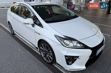 Хэтчбек Toyota Prius 2014 в 