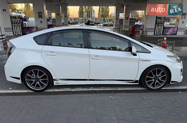 Хэтчбек Toyota Prius 2014 в 