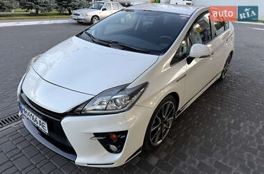 Хэтчбек Toyota Prius 2014 в 