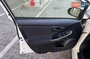 Хэтчбек Toyota Prius 2014 в 