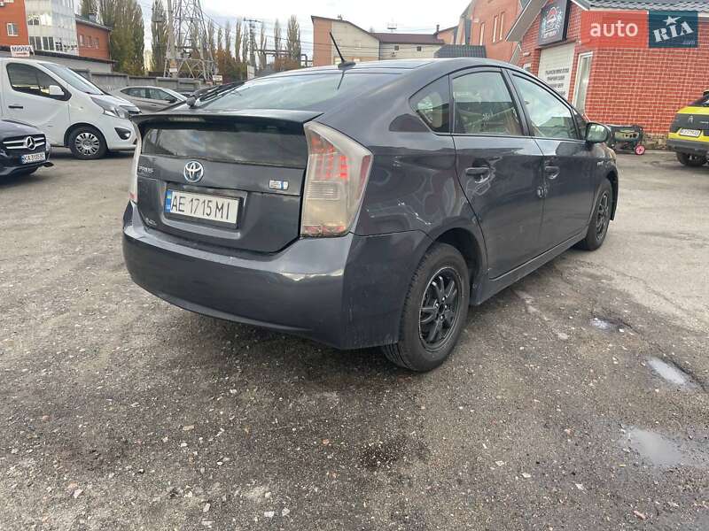 Хэтчбек Toyota Prius 2014 в Вишневом фото 4 Хэтчбек Toyota Prius 2014 в Вишневом