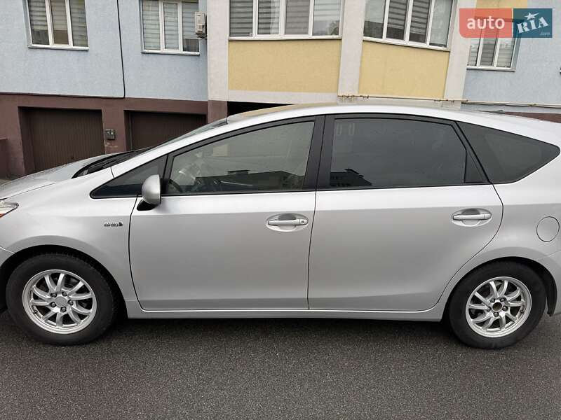 Хэтчбек Toyota Prius 2013 в Софиевской Борщаговке
