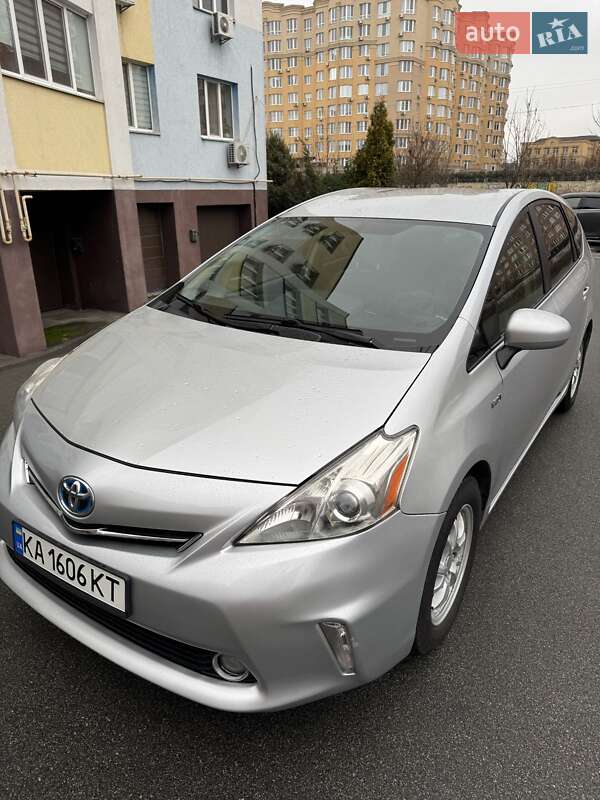 Хэтчбек Toyota Prius 2013 в Софиевской Борщаговке