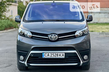 Минивэн Toyota Proace Verso 2022 в 