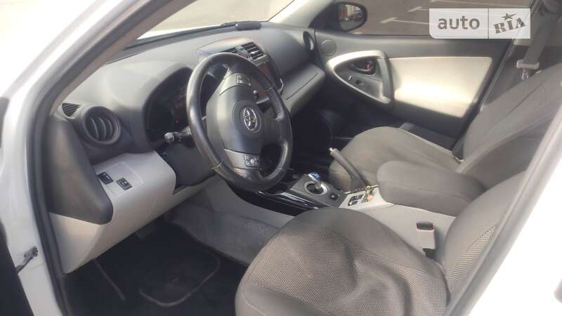 Внедорожник / Кроссовер Toyota RAV4 EV 2013 в Киеве