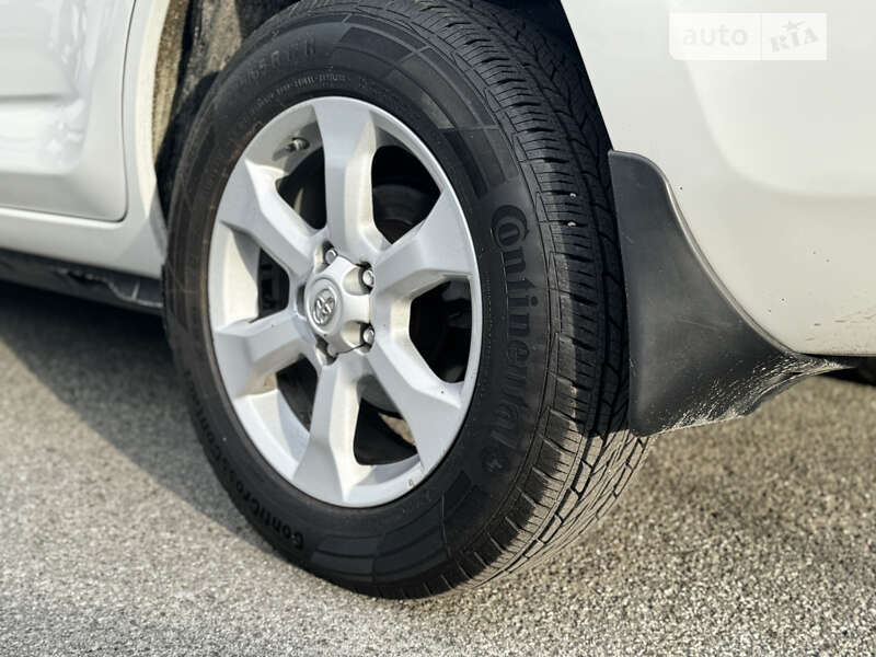 Позашляховик / Кросовер Toyota RAV4 EV 2013 в Києві