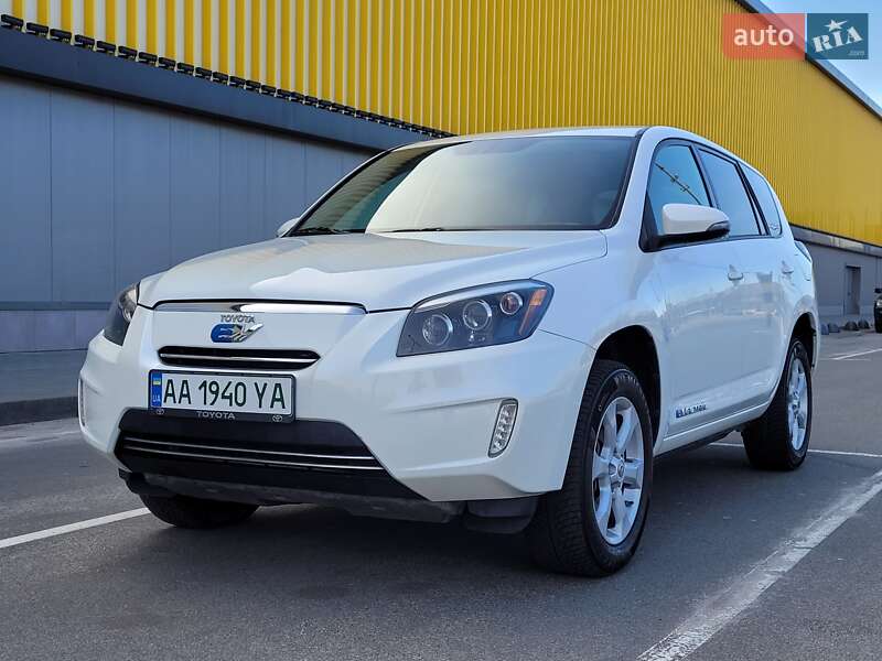 Внедорожник / Кроссовер Toyota RAV4 EV 2013 в Киеве