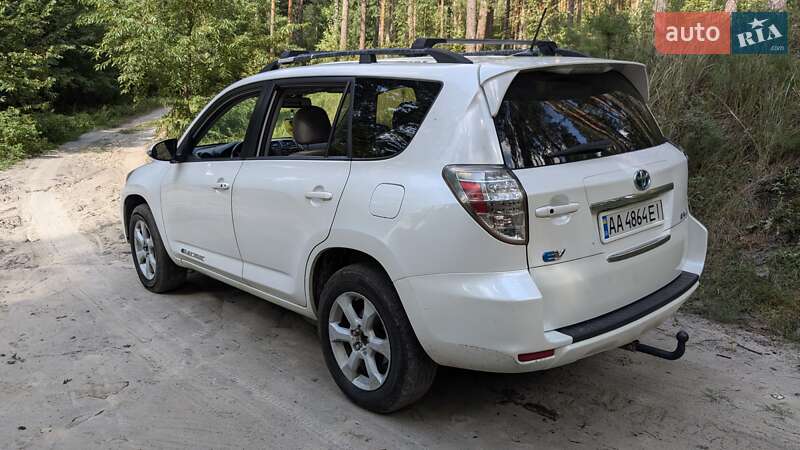 Внедорожник / Кроссовер Toyota RAV4 EV 2014 в Киеве