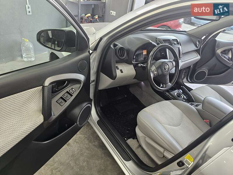 Внедорожник / Кроссовер Toyota RAV4 EV 2014 в Львове