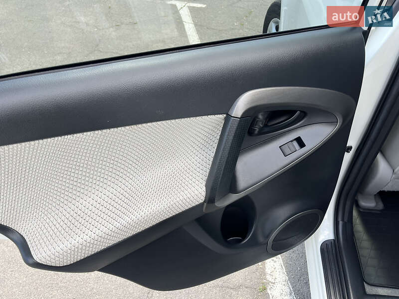 Внедорожник / Кроссовер Toyota RAV4 EV 2013 в Одессе фото 11 Внедорожник / Кроссовер Toyota RAV4 EV 2013 в Одессе
