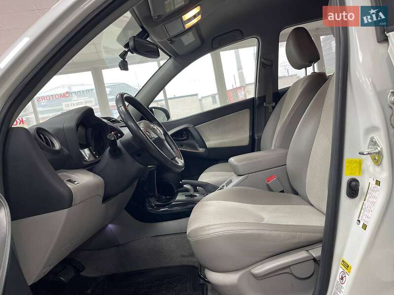 Внедорожник / Кроссовер Toyota RAV4 EV 2013 в Киеве
