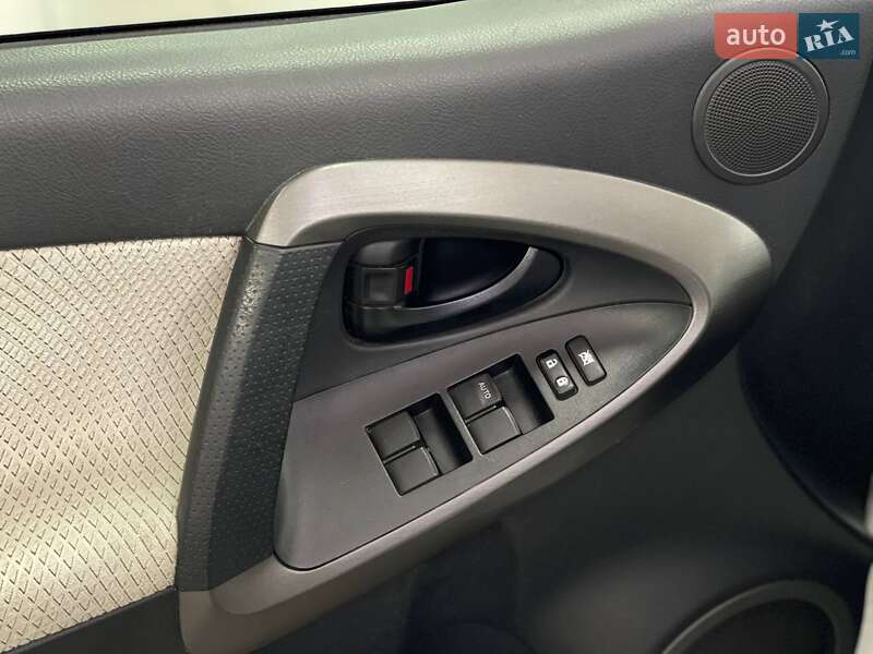 Внедорожник / Кроссовер Toyota RAV4 EV 2013 в Киеве