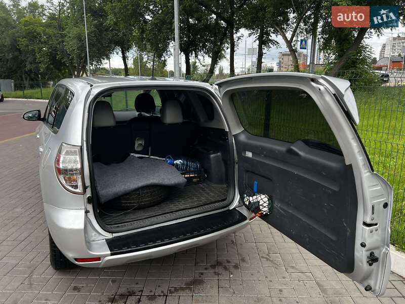 Внедорожник / Кроссовер Toyota RAV4 EV 2014 в Киеве