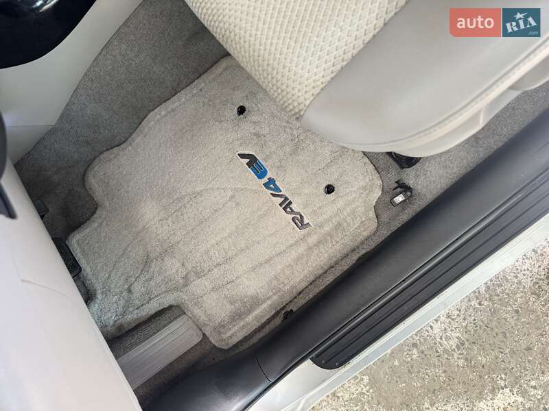 Внедорожник / Кроссовер Toyota RAV4 EV 2013 в Киеве