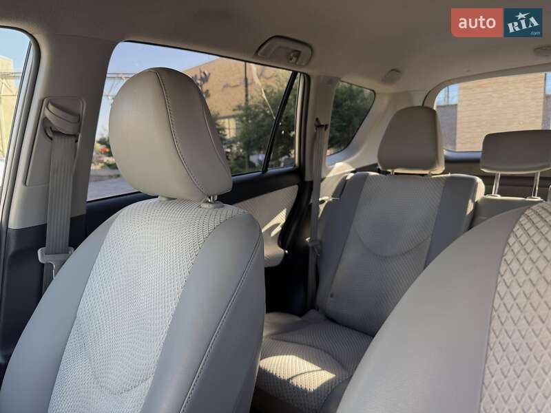 Внедорожник / Кроссовер Toyota RAV4 EV 2013 в Киеве