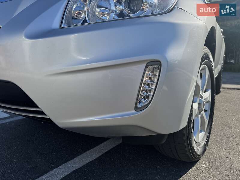 Внедорожник / Кроссовер Toyota RAV4 EV 2013 в Киеве
