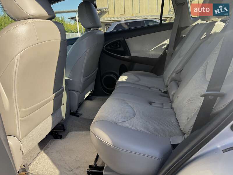 Внедорожник / Кроссовер Toyota RAV4 EV 2013 в Киеве