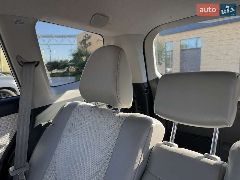 Внедорожник / Кроссовер Toyota RAV4 EV 2013 в Киеве