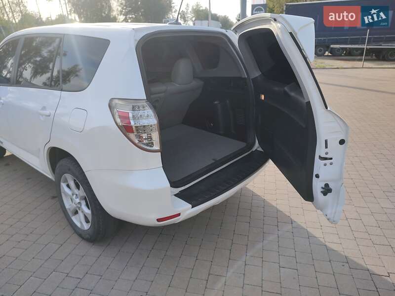 Позашляховик / Кросовер Toyota RAV4 EV 2012 в Ковелі