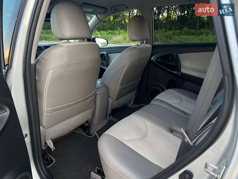 Внедорожник / Кроссовер Toyota RAV4 EV 2012 в Киеве