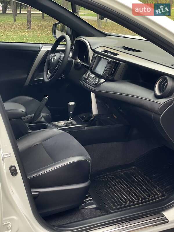 Позашляховик / Кросовер Toyota RAV4 PHEV 2016 в Києві фото 3 Позашляховик / Кросовер Toyota RAV4 PHEV 2016 в Києві