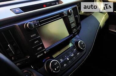 Позашляховик / Кросовер Toyota RAV4 2018 в 