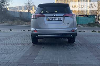 Позашляховик / Кросовер Toyota RAV4 2016 в 