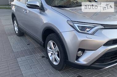 Позашляховик / Кросовер Toyota RAV4 2016 в 
