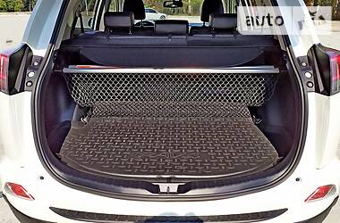 Позашляховик / Кросовер Toyota RAV4 2016 в 