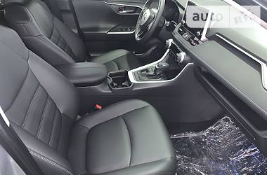 Позашляховик / Кросовер Toyota RAV4 2019 в 