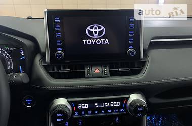 Позашляховик / Кросовер Toyota RAV4 2019 в 