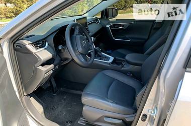 Позашляховик / Кросовер Toyota RAV4 2019 в 