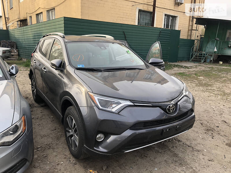 Позашляховик / Кросовер Toyota RAV4 2016 в 