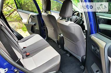Позашляховик / Кросовер Toyota RAV4 2015 в 
