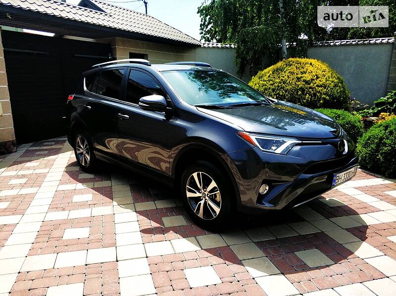 Позашляховик / Кросовер Toyota RAV4 2018 в 