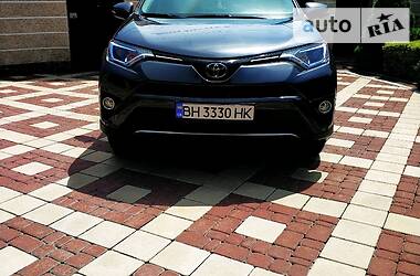 Позашляховик / Кросовер Toyota RAV4 2018 в 