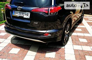 Позашляховик / Кросовер Toyota RAV4 2018 в 