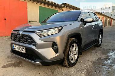 Позашляховик / Кросовер Toyota RAV4 2019 в 