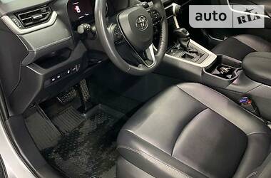 Позашляховик / Кросовер Toyota RAV4 2019 в 