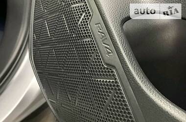 Позашляховик / Кросовер Toyota RAV4 2019 в 