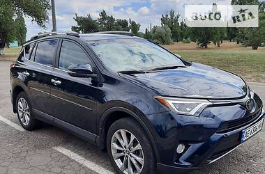 Позашляховик / Кросовер Toyota RAV4 2016 в 