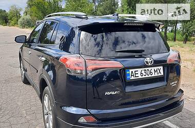 Позашляховик / Кросовер Toyota RAV4 2016 в 