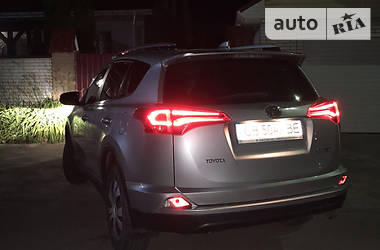 Позашляховик / Кросовер Toyota RAV4 2017 в 