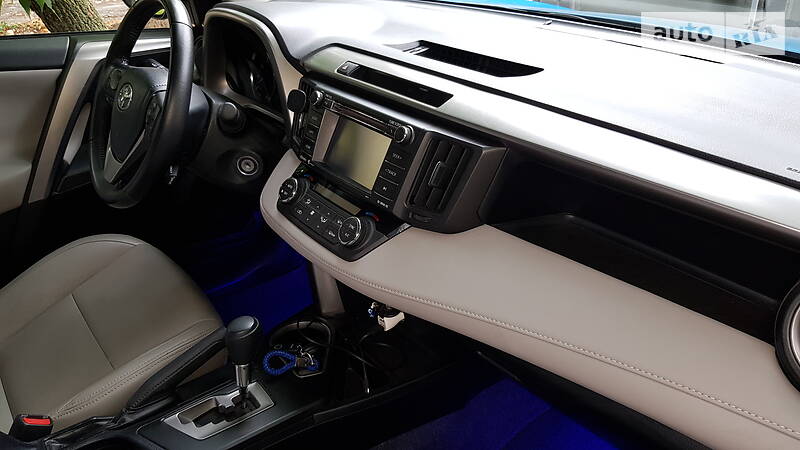 Позашляховик / Кросовер Toyota RAV4 2016 в Дніпрі