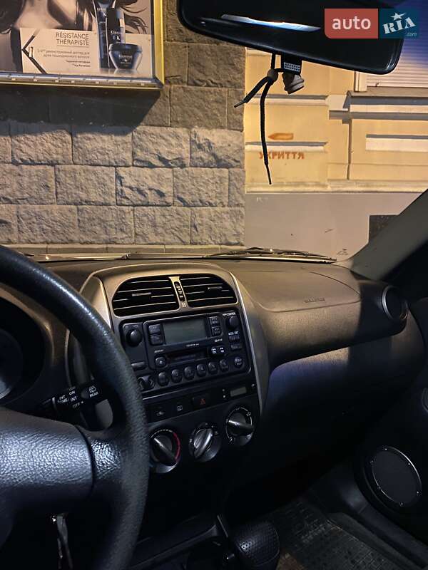 Внедорожник / Кроссовер Toyota RAV4 2004 в Киеве