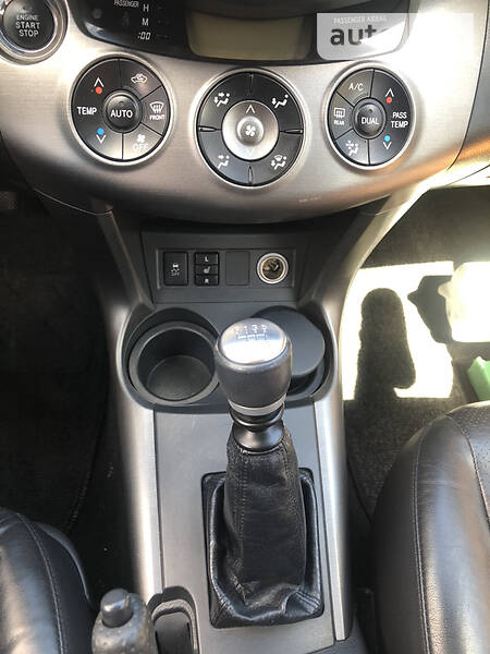 Позашляховик / Кросовер Toyota RAV4 2010 в Хусті