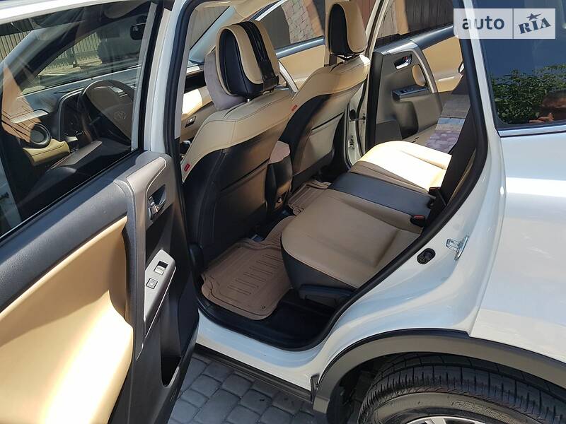 Позашляховик / Кросовер Toyota RAV4 2015 в Первомайську